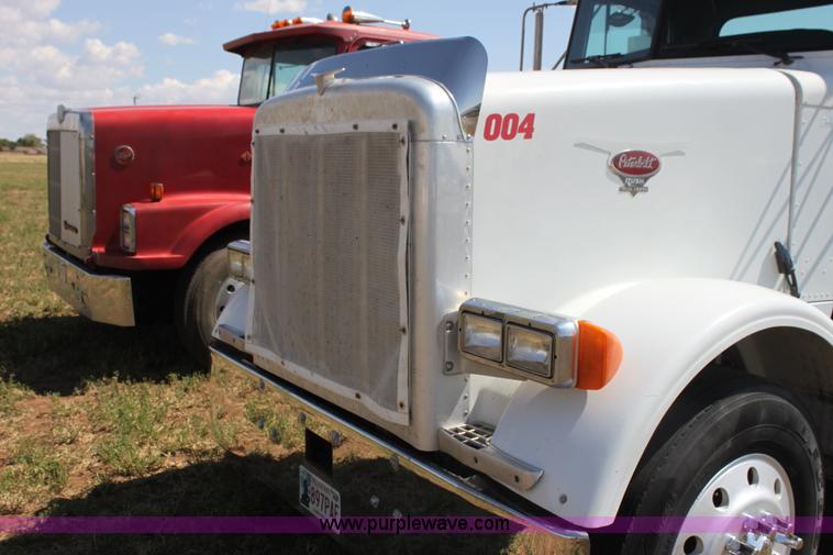 image for item I7428 2002 Peterbilt 378 semi truck