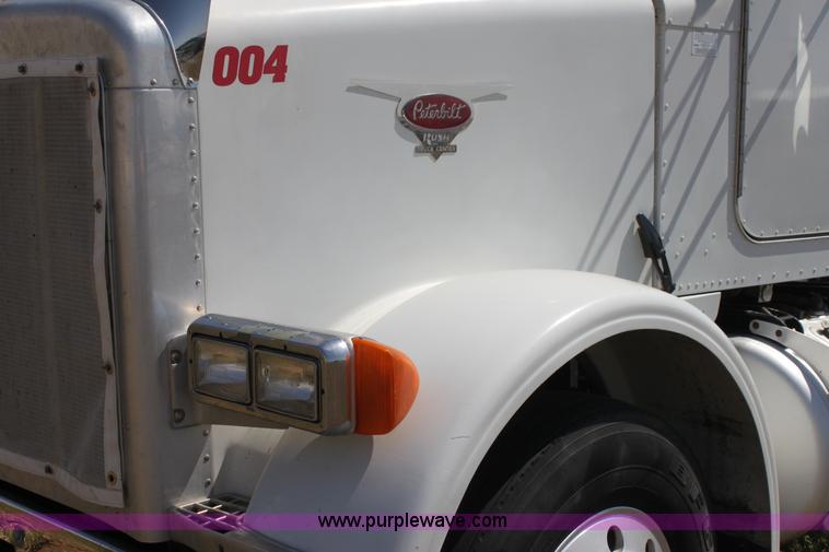 image for item I7428 2002 Peterbilt 378 semi truck