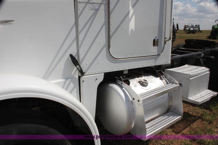 image for item I7428 2002 Peterbilt 378 semi truck