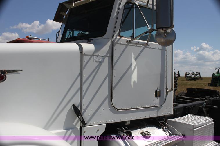 image for item I7428 2002 Peterbilt 378 semi truck