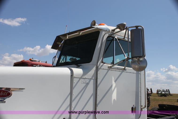 image for item I7428 2002 Peterbilt 378 semi truck