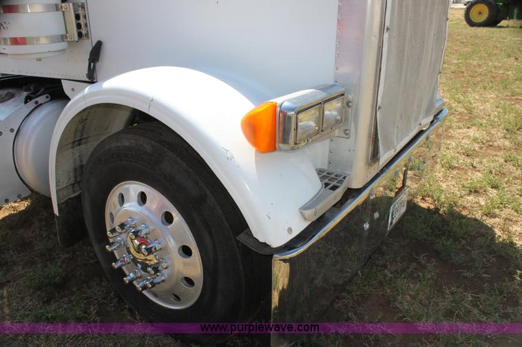 image for item I7428 2002 Peterbilt 378 semi truck