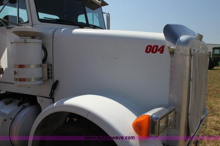 image for item I7428 2002 Peterbilt 378 semi truck
