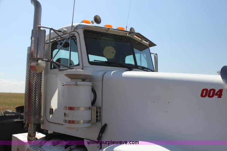 image for item I7428 2002 Peterbilt 378 semi truck