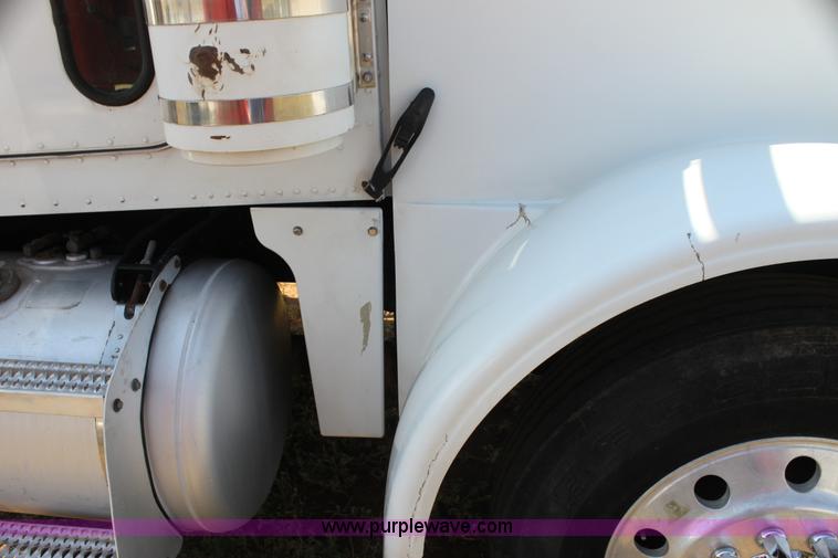 image for item I7428 2002 Peterbilt 378 semi truck