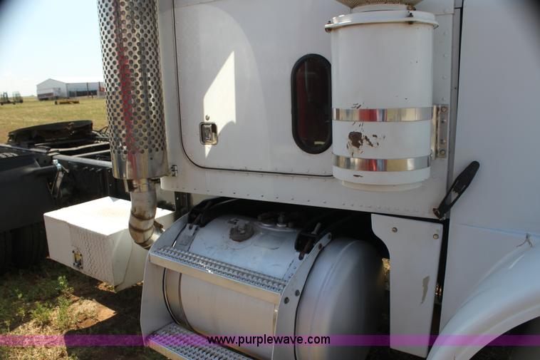 image for item I7428 2002 Peterbilt 378 semi truck