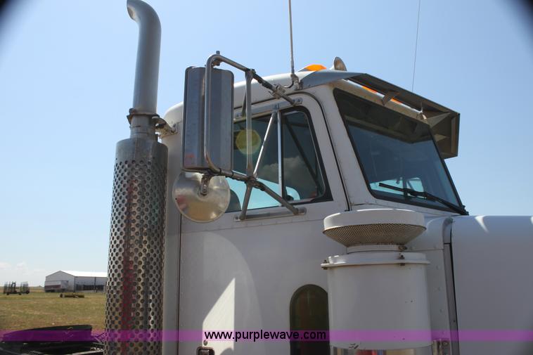 image for item I7428 2002 Peterbilt 378 semi truck