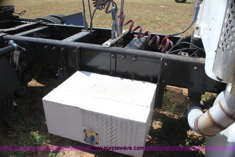 image for item I7428 2002 Peterbilt 378 semi truck