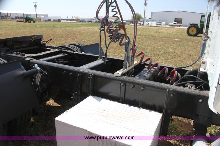 image for item I7428 2002 Peterbilt 378 semi truck