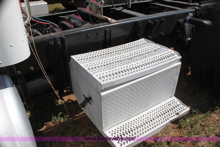 image for item I7428 2002 Peterbilt 378 semi truck