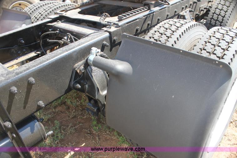 image for item I7428 2002 Peterbilt 378 semi truck