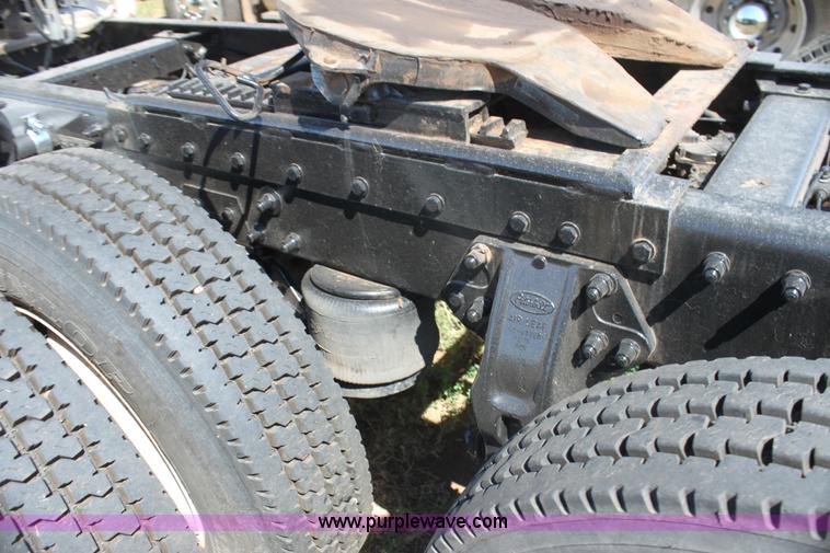 image for item I7428 2002 Peterbilt 378 semi truck