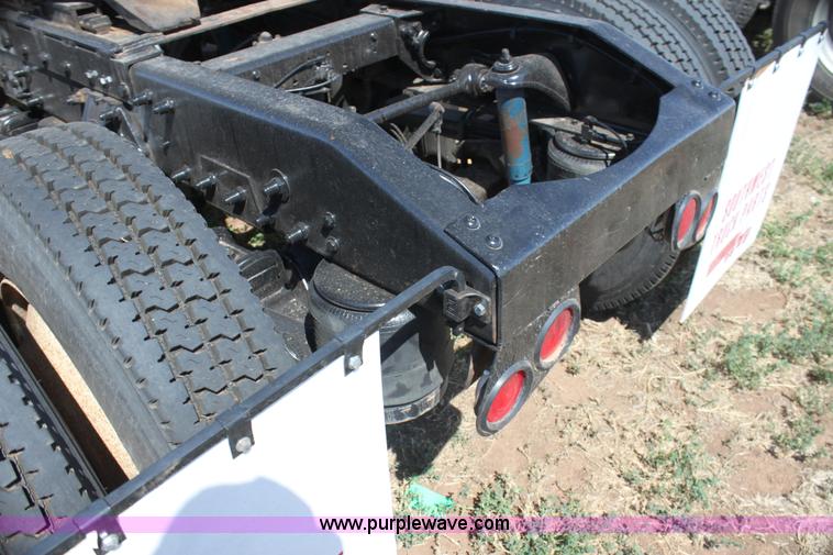 image for item I7428 2002 Peterbilt 378 semi truck