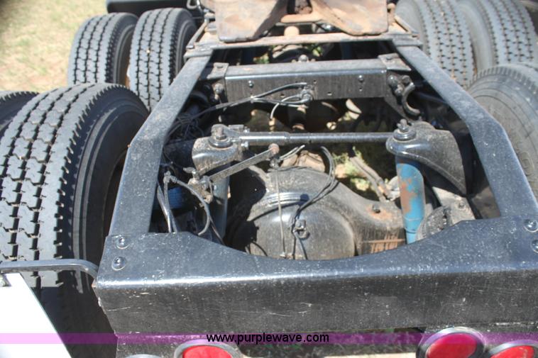 image for item I7428 2002 Peterbilt 378 semi truck