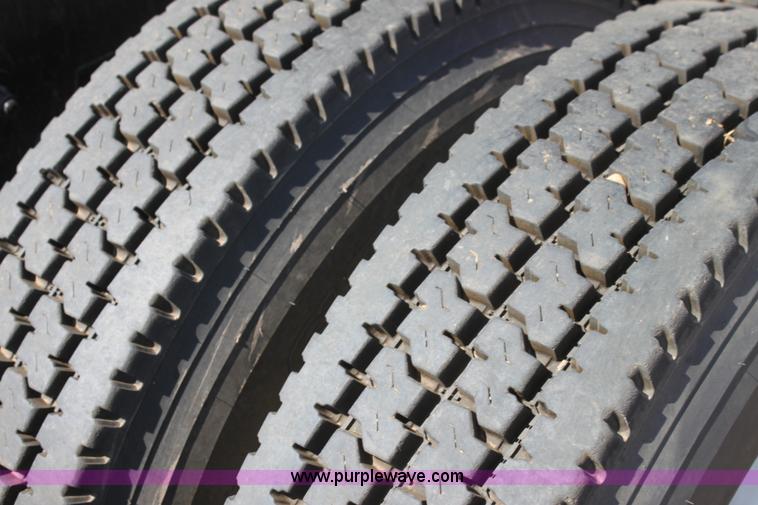 image for item I7428 2002 Peterbilt 378 semi truck