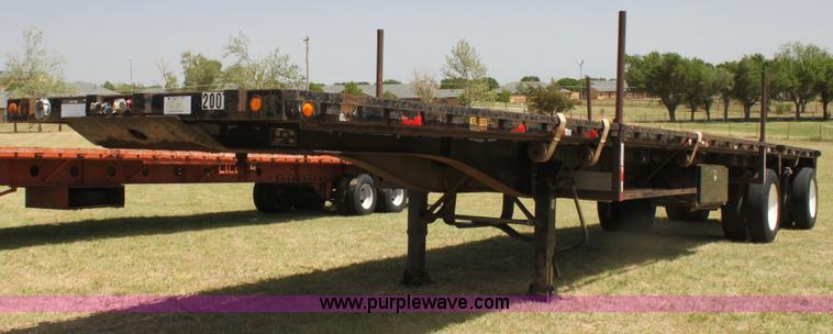 image for item I7465 1989 Lufkin flatbed trailer