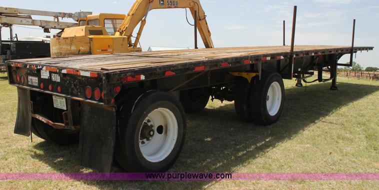 image for item I7465 1989 Lufkin flatbed trailer