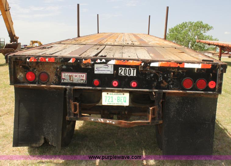 image for item I7465 1989 Lufkin flatbed trailer