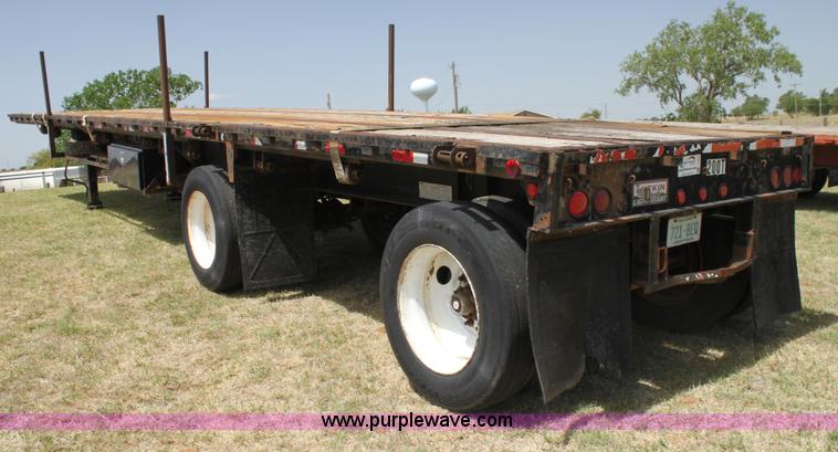 image for item I7465 1989 Lufkin flatbed trailer