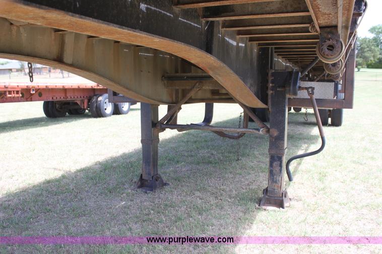 image for item I7465 1989 Lufkin flatbed trailer