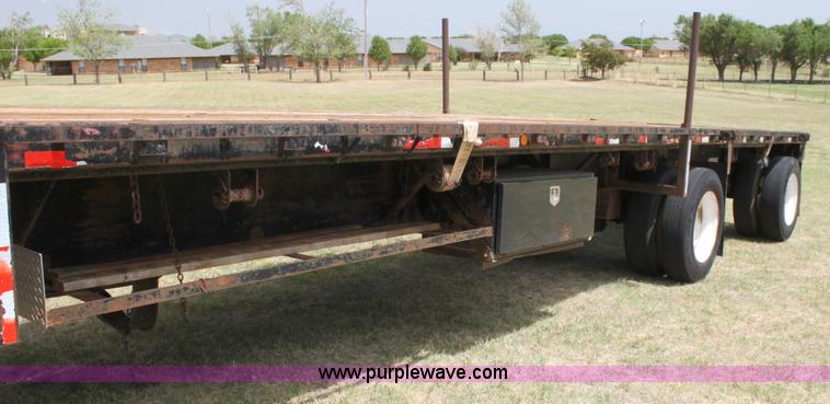 image for item I7465 1989 Lufkin flatbed trailer