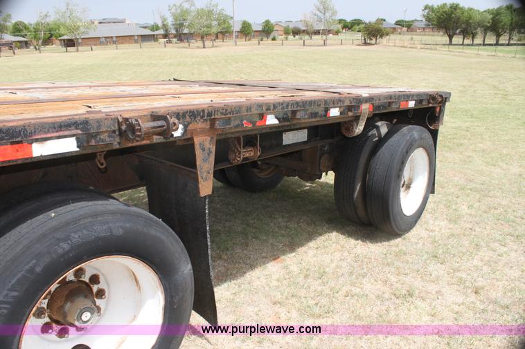 image for item I7465 1989 Lufkin flatbed trailer