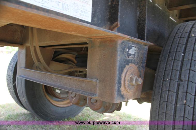 image for item I7465 1989 Lufkin flatbed trailer