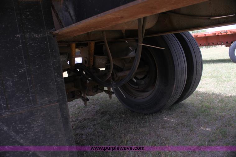 image for item I7465 1989 Lufkin flatbed trailer