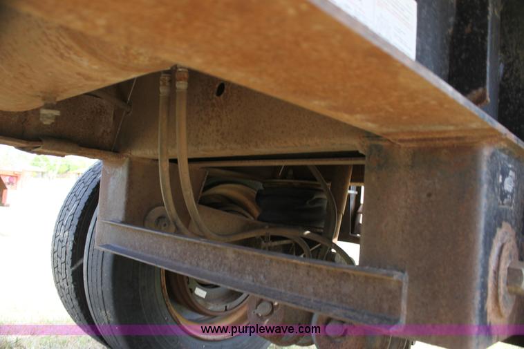 image for item I7465 1989 Lufkin flatbed trailer