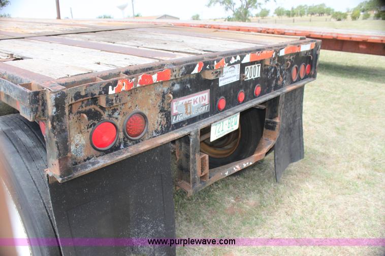 image for item I7465 1989 Lufkin flatbed trailer
