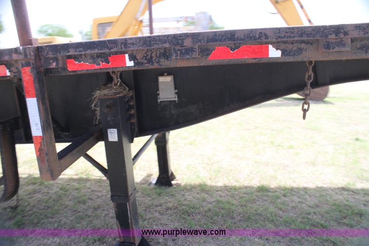 image for item I7465 1989 Lufkin flatbed trailer