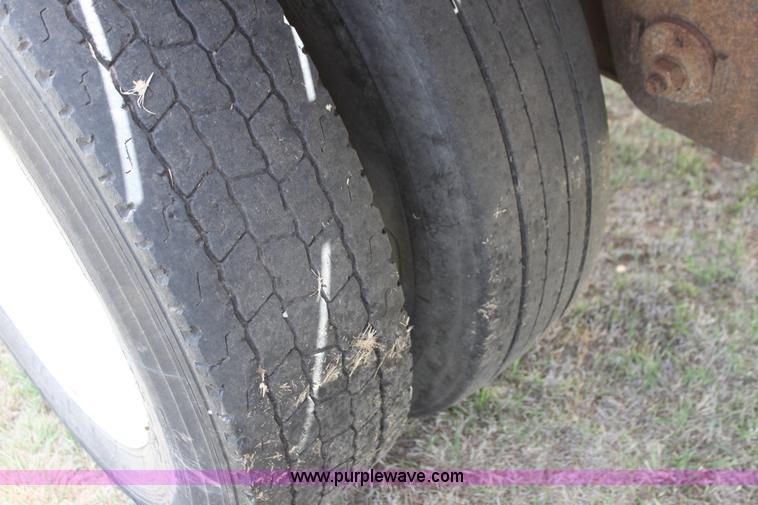 image for item I7465 1989 Lufkin flatbed trailer