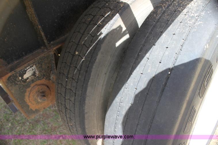 image for item I7465 1989 Lufkin flatbed trailer