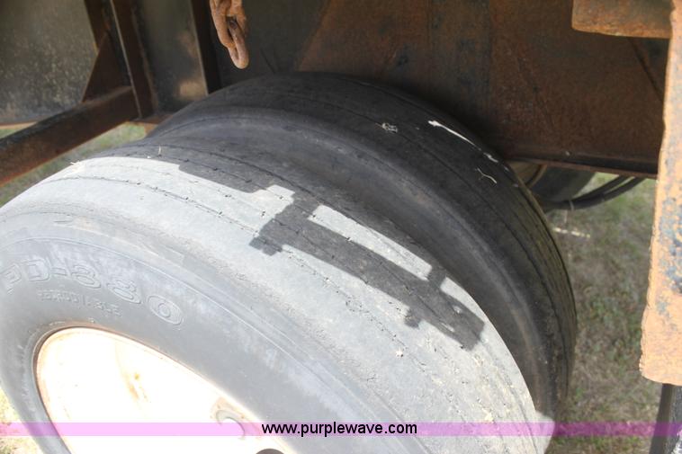 image for item I7465 1989 Lufkin flatbed trailer