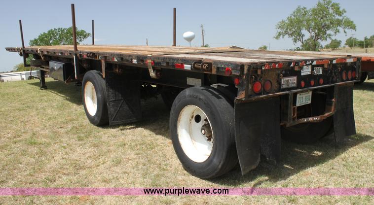 image for item I7465 1989 Lufkin flatbed trailer