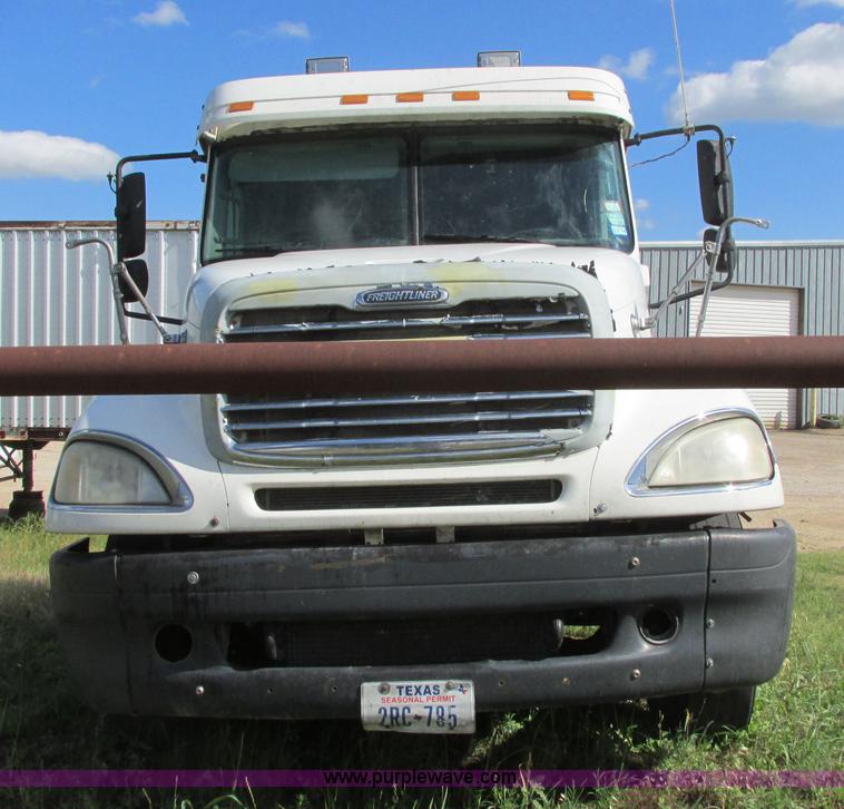 image for item I9644 2004 Freightliner Columbia semi truck