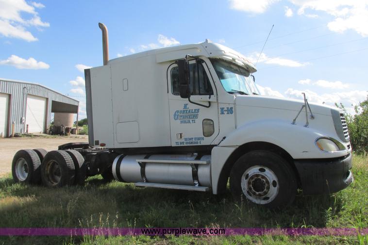 image for item I9644 2004 Freightliner Columbia semi truck