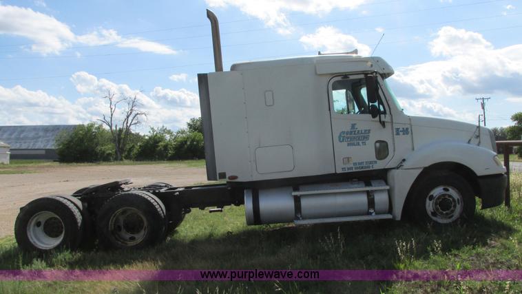 image for item I9644 2004 Freightliner Columbia semi truck