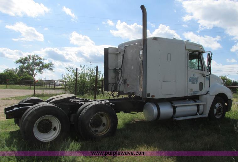 image for item I9644 2004 Freightliner Columbia semi truck