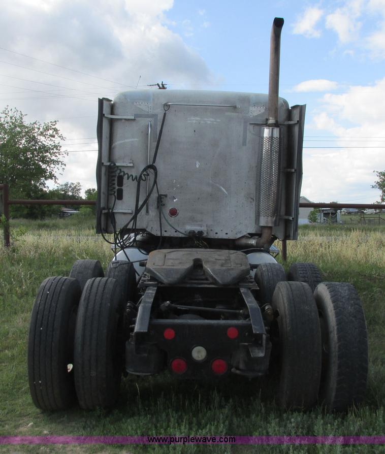 image for item I9644 2004 Freightliner Columbia semi truck