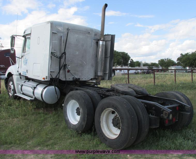 image for item I9644 2004 Freightliner Columbia semi truck