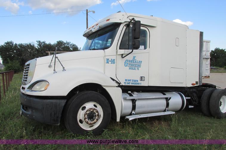 image for item I9644 2004 Freightliner Columbia semi truck