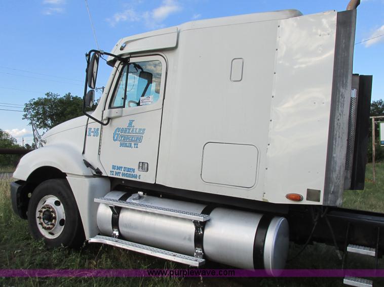image for item I9644 2004 Freightliner Columbia semi truck