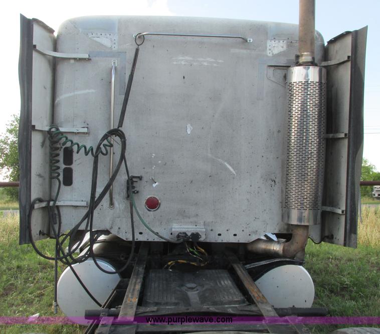 image for item I9644 2004 Freightliner Columbia semi truck