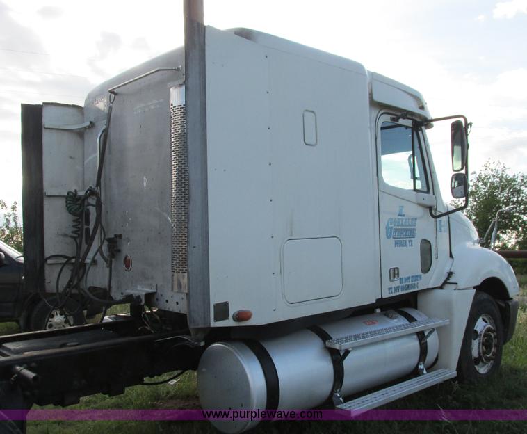 image for item I9644 2004 Freightliner Columbia semi truck