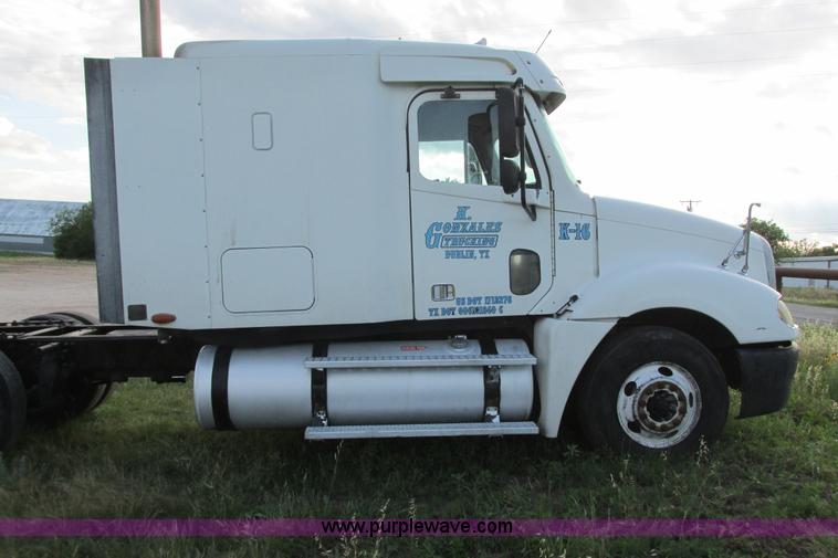 image for item I9644 2004 Freightliner Columbia semi truck