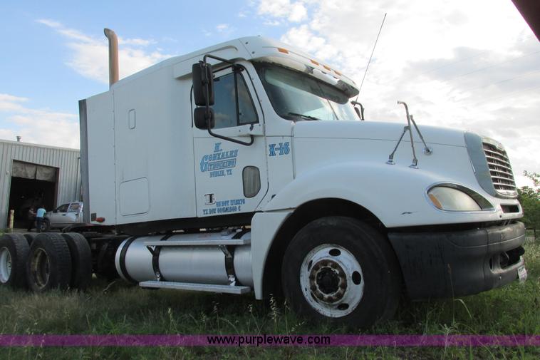 image for item I9644 2004 Freightliner Columbia semi truck