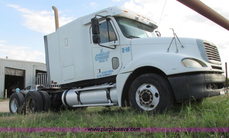 image for item I9644 2004 Freightliner Columbia semi truck