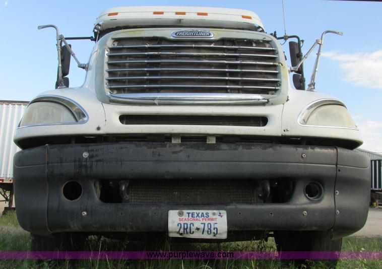 image for item I9644 2004 Freightliner Columbia semi truck
