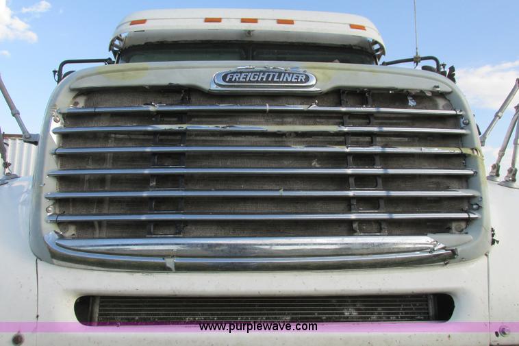image for item I9644 2004 Freightliner Columbia semi truck